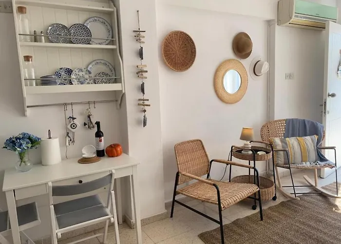 Romy's Cozy One Bedroom Apt * 拉纳卡